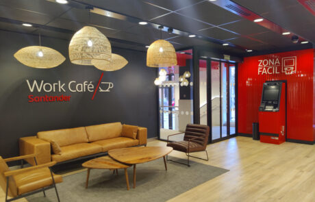 Zona de descanso Work Cafe Banco Santander en Badajoz