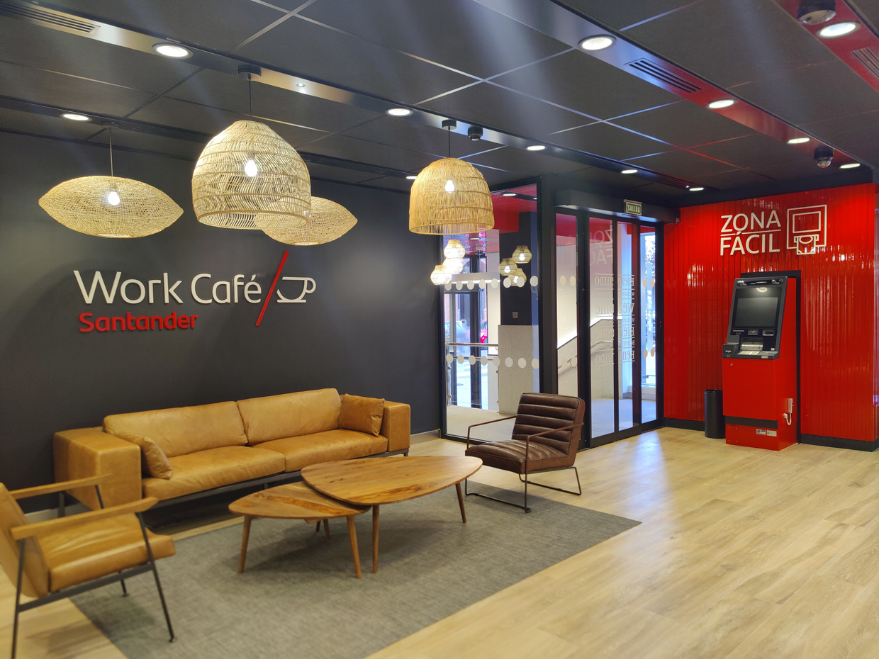 Zona de descanso Work Cafe Banco Santander en Badajoz